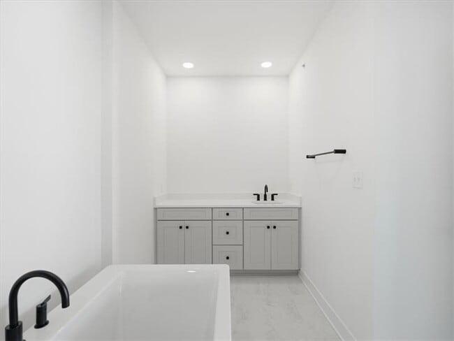 Building Photo - 302 Highbridge Ln