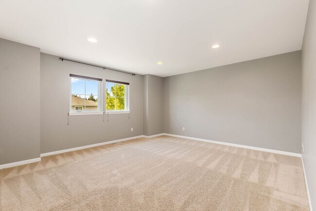 Building Photo - Beautiful 5 Bedroom Mill Creek Home backin...