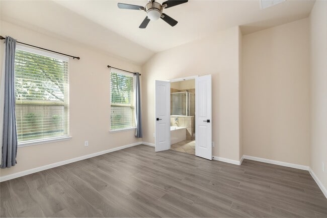 Building Photo - 9420 Savannah Holly Dr