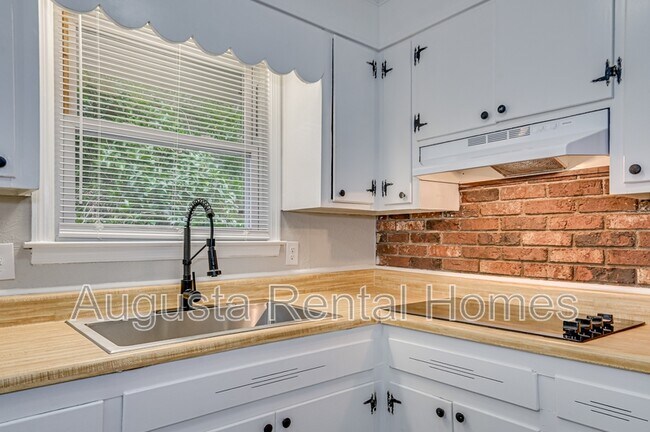 Building Photo - 323 Pineview Dr