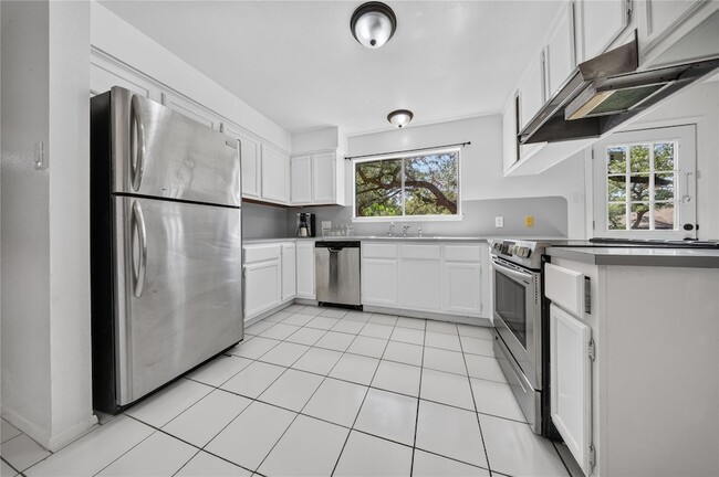 Building Photo - 105 Summit Ridge Dr N