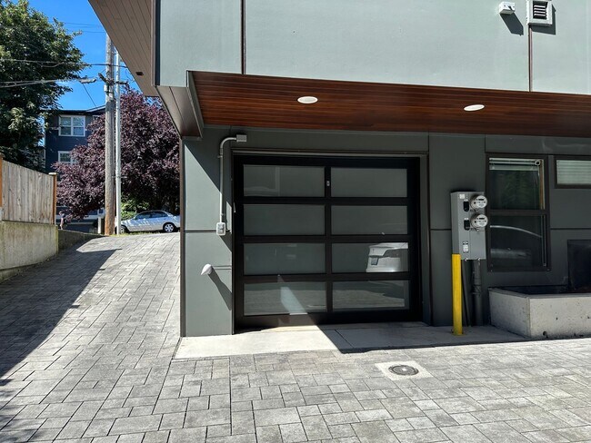 Building Photo - Gorgeous Greenlake Townhouse with Parking
