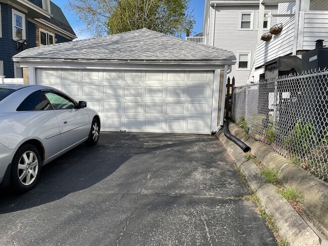 Building Photo - 5 bed 2 bath near Tuffts....