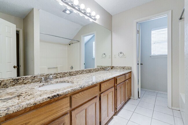Building Photo - 528 Essex Pl