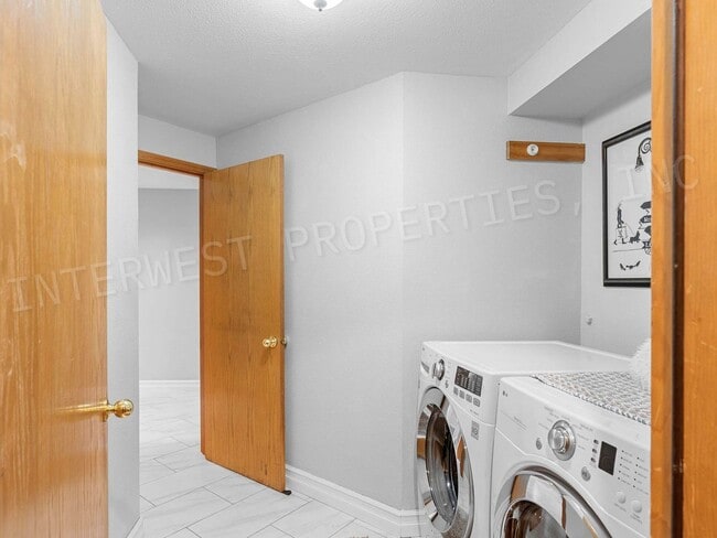 Building Photo - 4+ Bedroom Tigard Home With a Beautiful Vi...