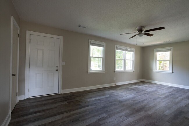 Building Photo - Welcome to this beautiful newly renovated ...