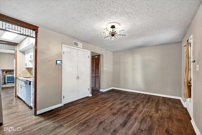 Building Photo - Harts Landing - Right next to the pool! One month half off rent!