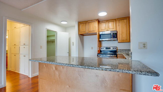 Building Photo - 425 S Kenmore Ave
