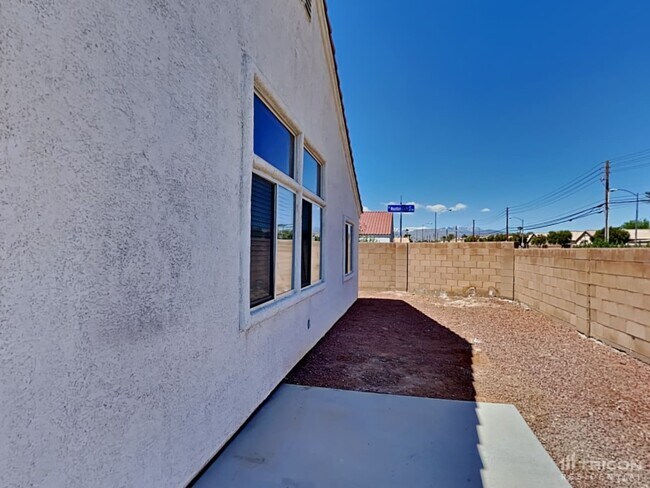 Building Photo - 2132 Meadow Green Ave