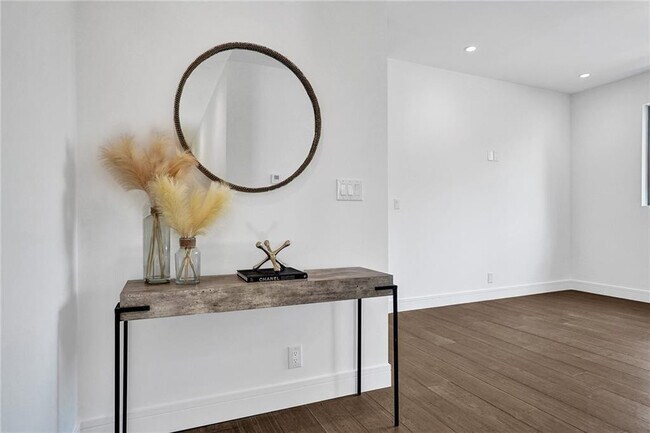 Building Photo - 1211 SE 1st St