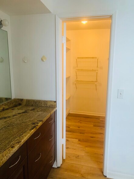 Walking closet - 950 Egret Cir