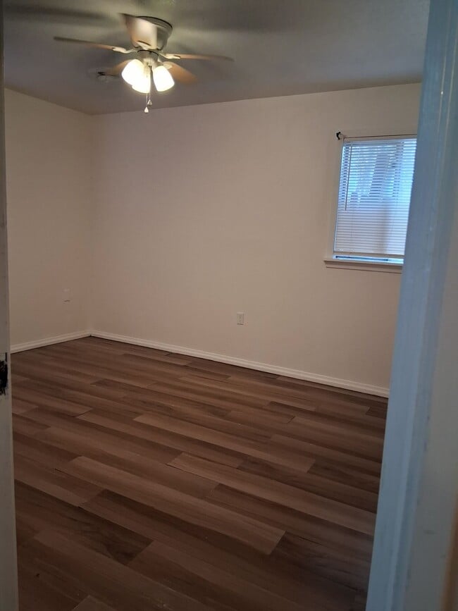 Building Photo - 3207 Longwood Dr