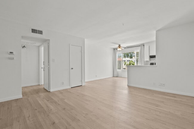 Primary Photo - 21000 Parthenia St