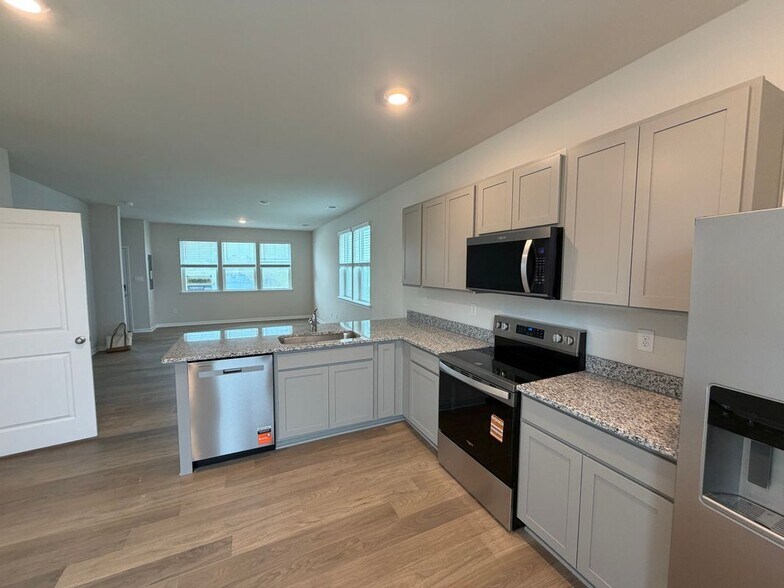 Building Photo - 561 Norwood Dr