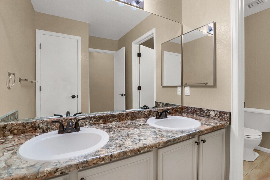 Building Photo - Bright & Spacious 3-Bed Townhome Just 15 M...