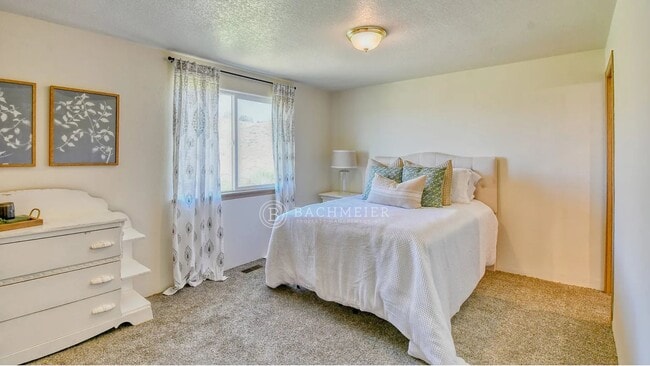 Building Photo - 3 Bed, 2 Bath Townhome