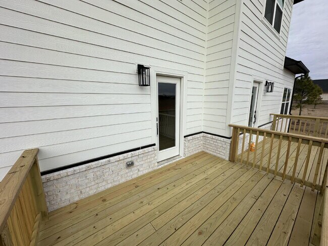 Building Photo - 2805 SW Hampshire Ave