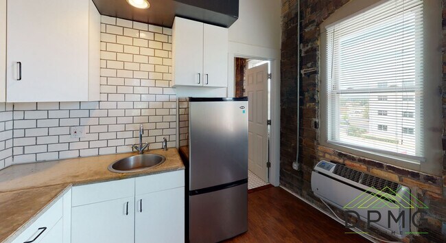 Building Photo - 108 S Hosmer St