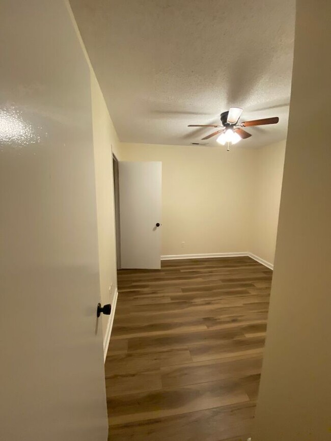 Building Photo - Cottage home, 5 minutes to Wrightsville Be...