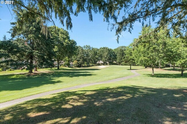 Building Photo - Spacious Home ! Huge living room, 2nd family room, kitchen nook and extra room off kitchen. Large...