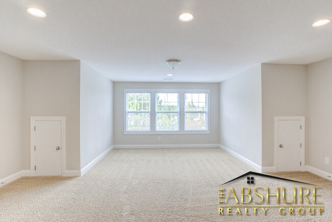Building Photo - 4240 Vallonia Dr