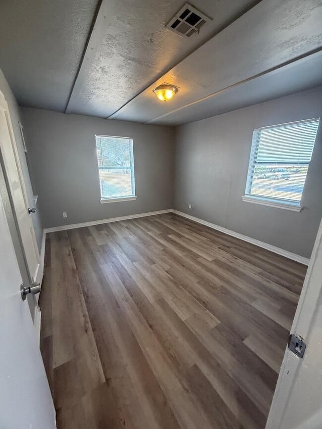 Building Photo - 1 Bed 1 Bath Duplex For Lease Now!