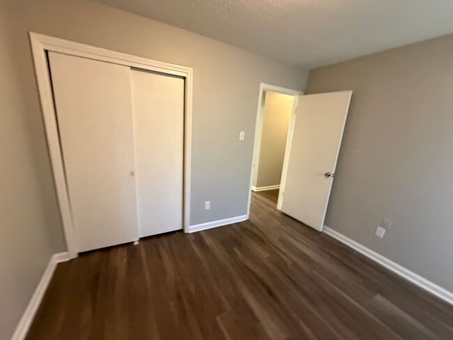 Building Photo - 6360 Greenbriar Dr