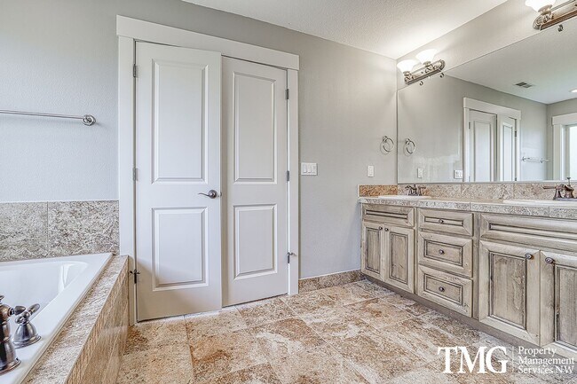 Building Photo - Large Pet Friendly 3 bed 2.5 bath home in ...