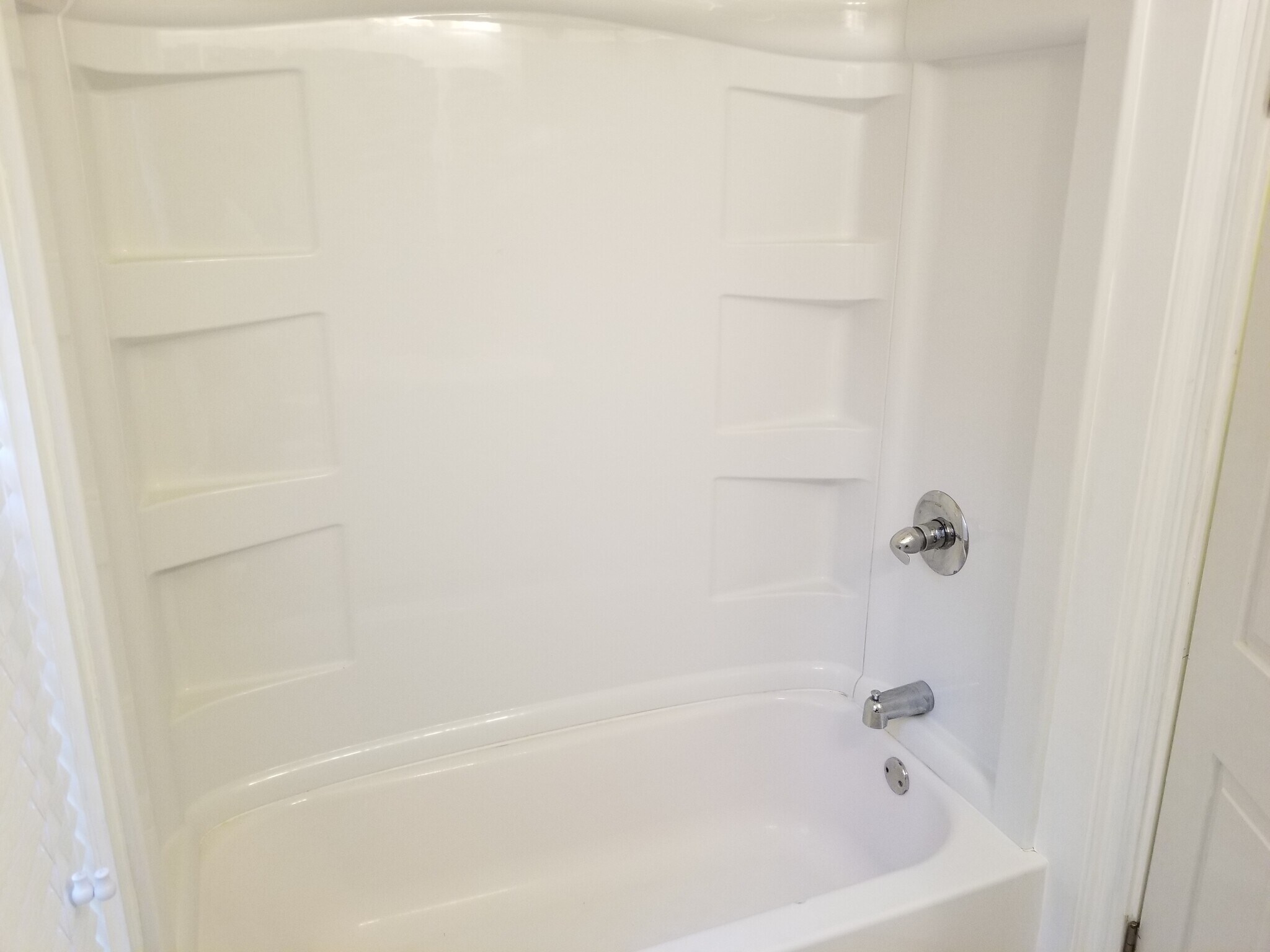 Tub/shower - 301 S West End Ave