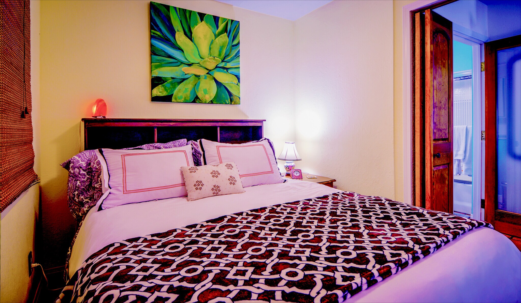 Bedroom: Queen-Size Bed, Memory Foam Mattress, High Thread Count Linens - 14 S Venice Blvd