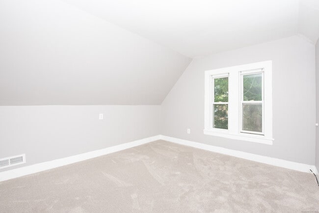 Building Photo - 6 Crescent St