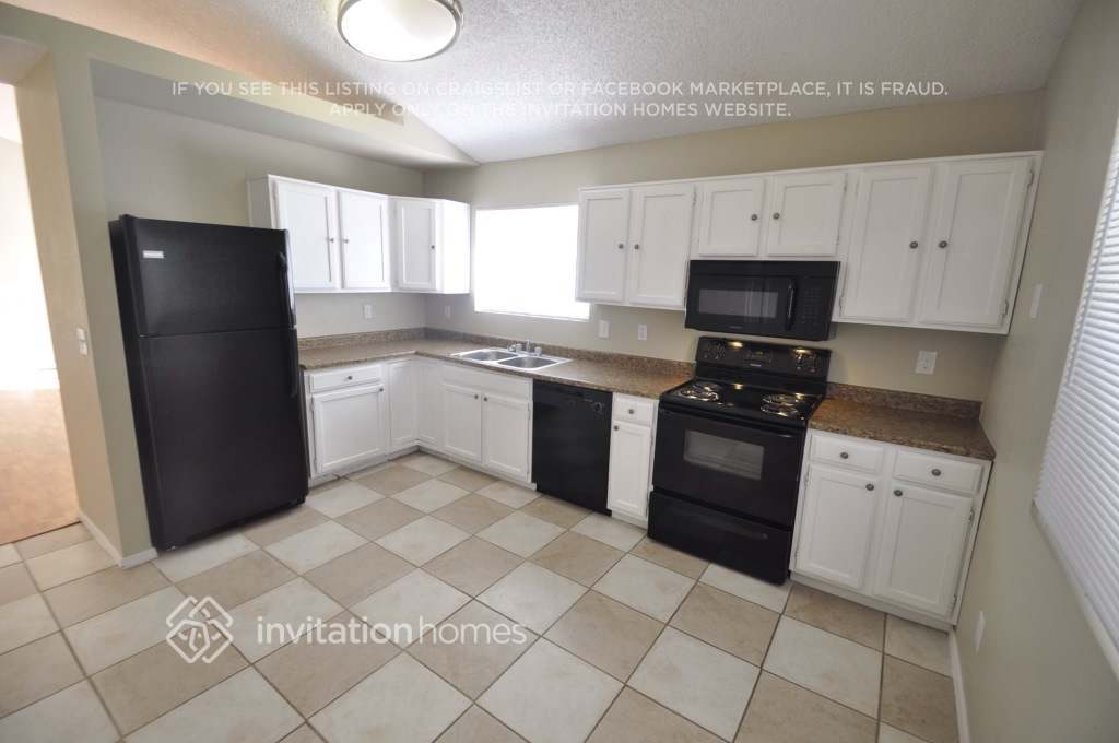 Building Photo - 8939 W Vogel Ave