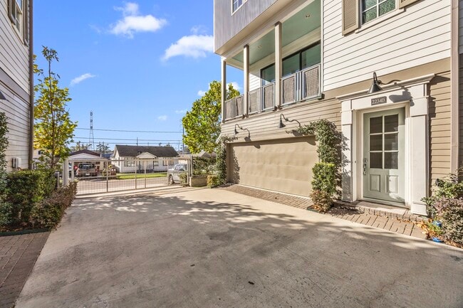 Building Photo - 2234 Lou Ellen Ln