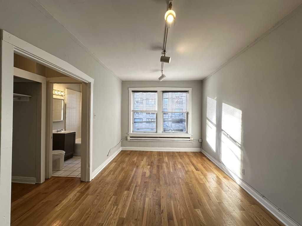 Building Photo - 457 W Melrose