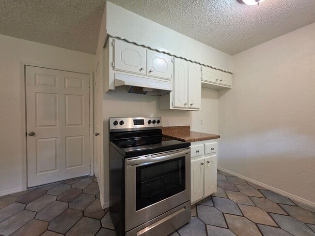 Building Photo - 3 bedroom home in Tecumseh!