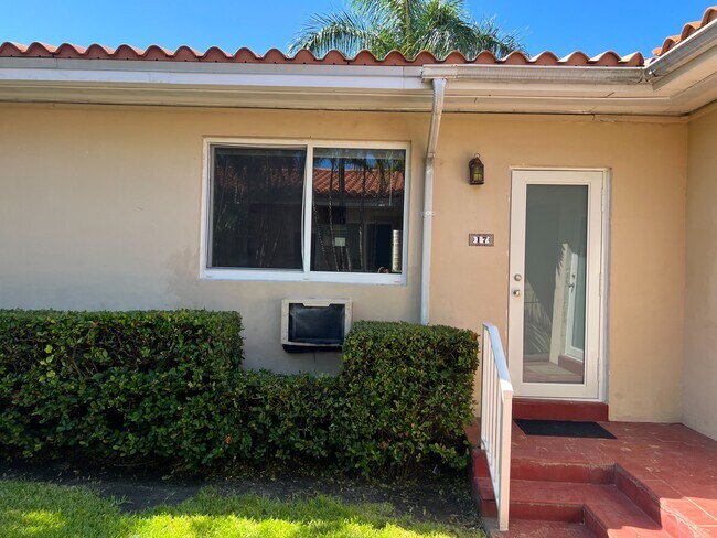 Building Photo - 2170 Bay Dr