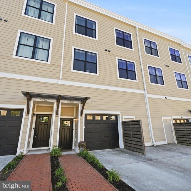 Building Photo - 43565 Michigan Sq