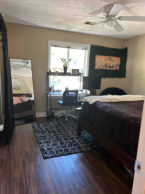 Building Photo - 14 The Cors