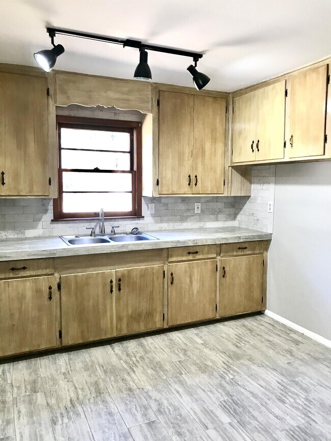 Building Photo - 24 Mathers Farm Rd