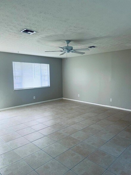 Building Photo - 343 SE Oakridge Dr