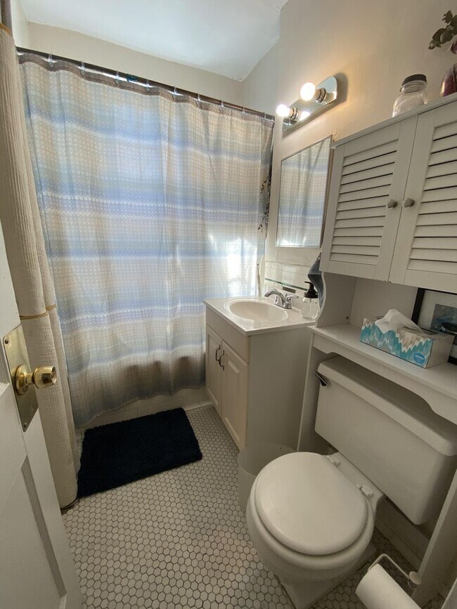 Building Photo - Charming 2-Bed, 1-Bath Available for June 1st - Heat/Hot Water Incl