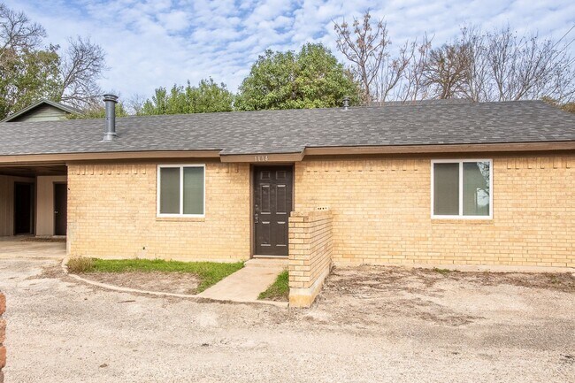 Building Photo - Immaculately Improved 2 Bedroom / 1 Bathroom Duplex & Immediately Available! - 50% Off One Full M...