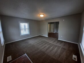 Building Photo - 2 bedroom, 1 bathroom home on large corner...