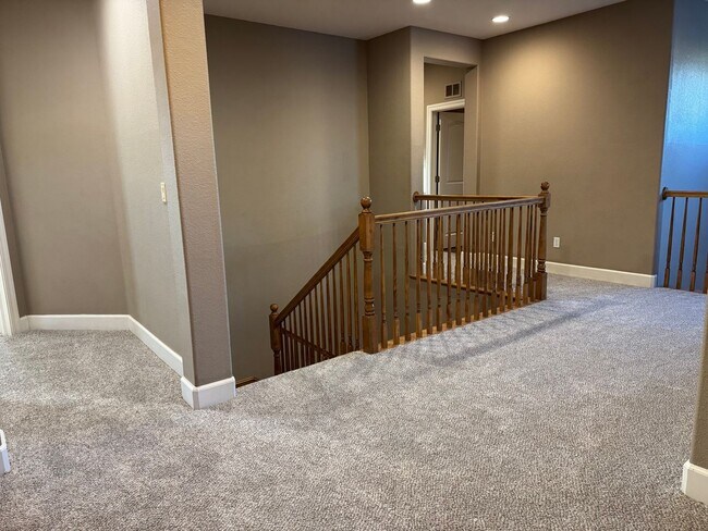 Building Photo - Lincoln Crossing 6 bedroom home with new c...