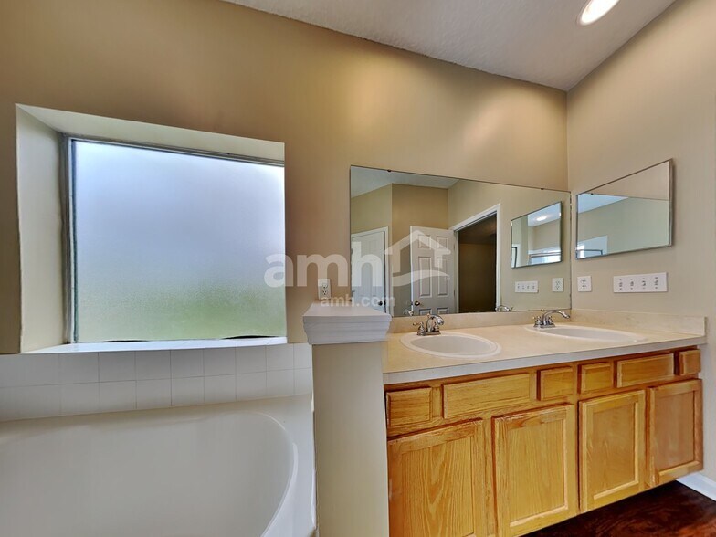 Building Photo - 9146 Prosperity Lake Dr