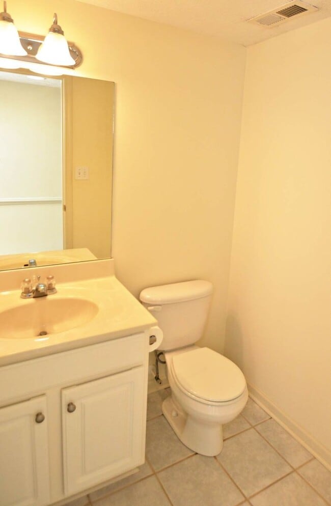 Building Photo - 2 BR 2.5 BTH Townhouse off Wards Ferry Rd