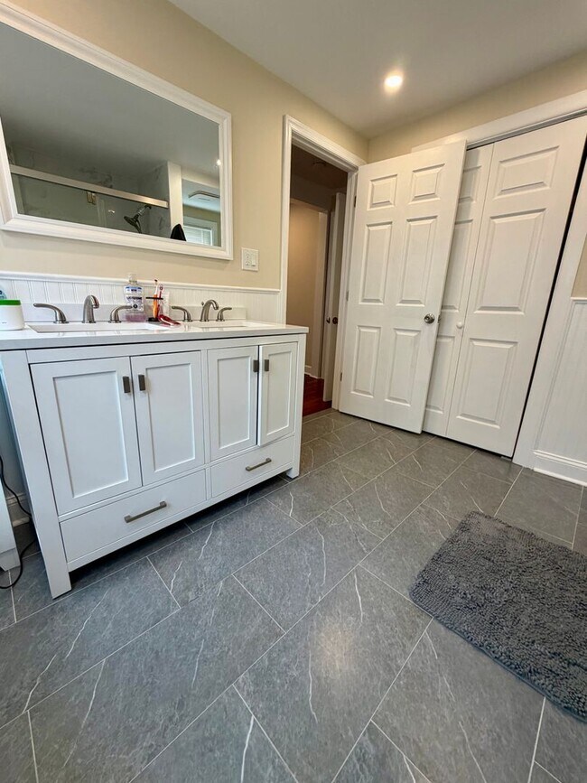 Building Photo - Stunning 4-Bed/2-Bath Home in the heart of Lansdowne! Available First Week of September!
