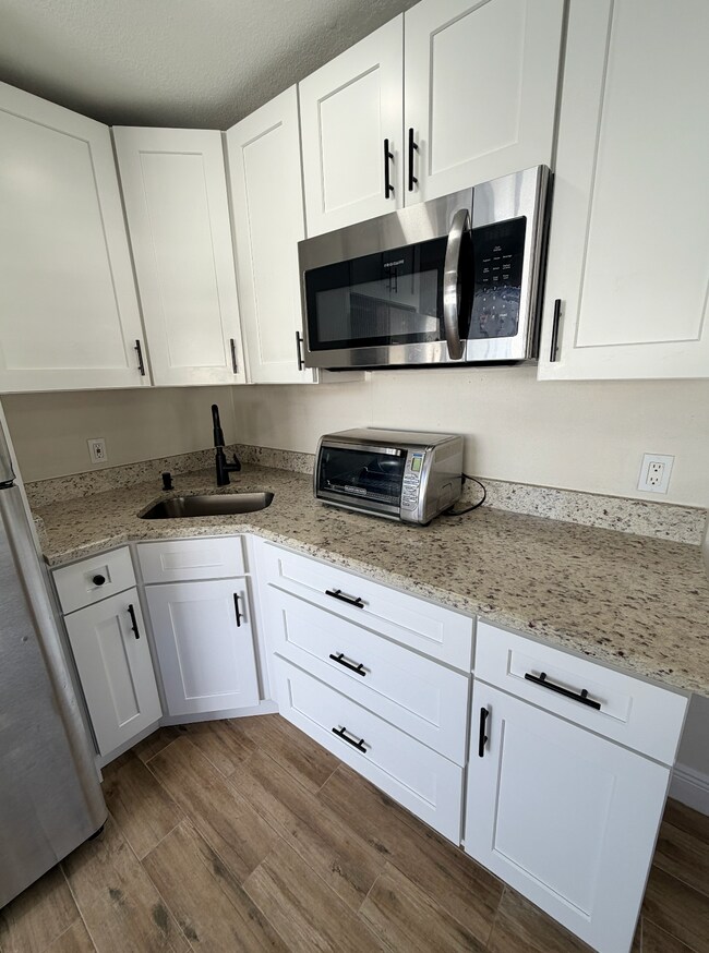 Building Photo - Midtown Studio