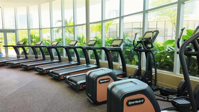 Building Photo - 700 NE 24th St