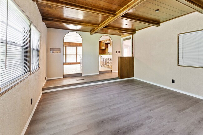 Building Photo - 112 Queenswood Dr